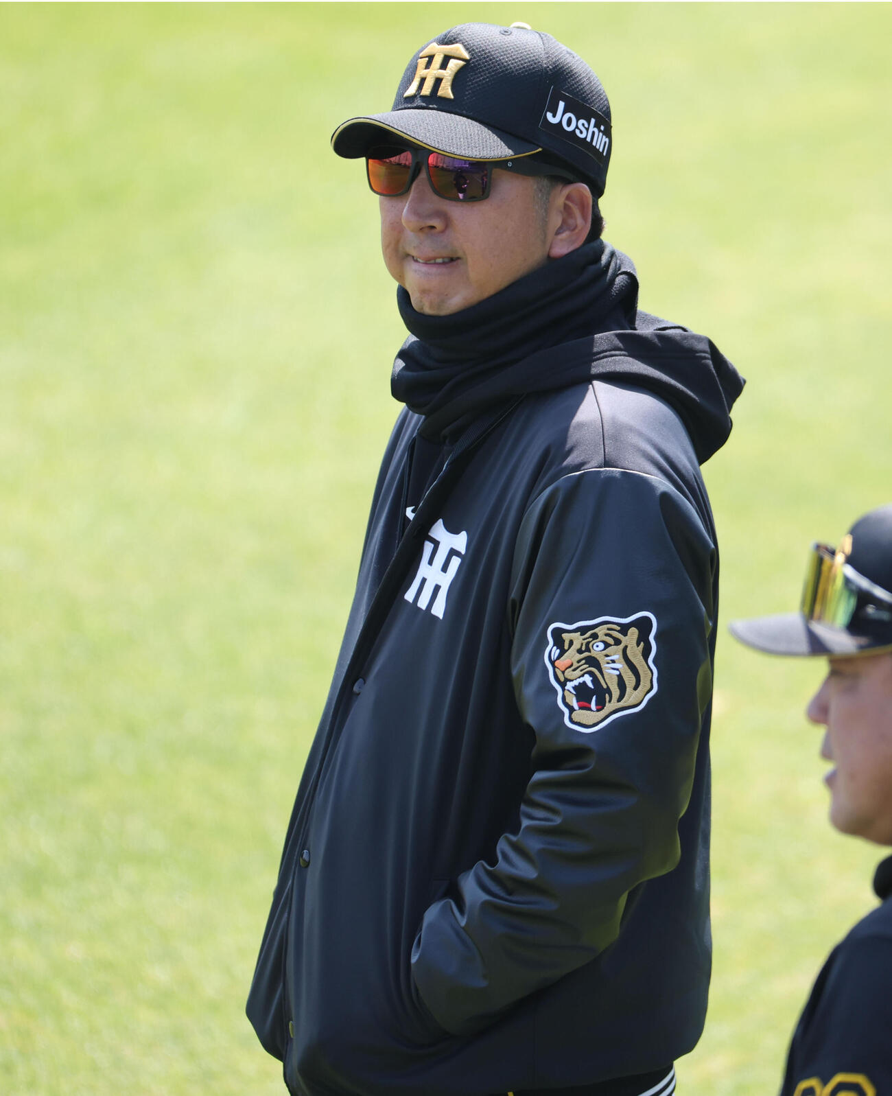必勝祈願を終え、練習前に厳しい表情を見せる阪神藤川監督（撮影・西尾就之）