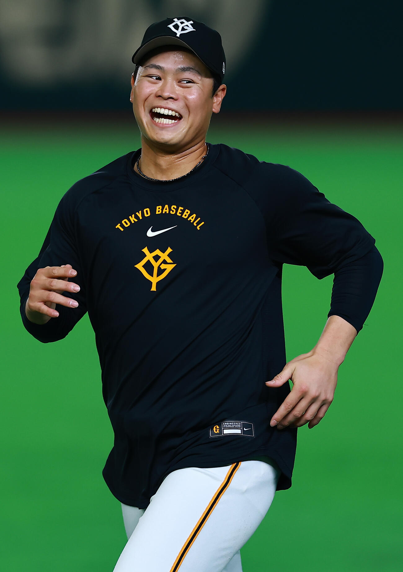 笑顔で練習する巨人中山（撮影・野上伸悟）