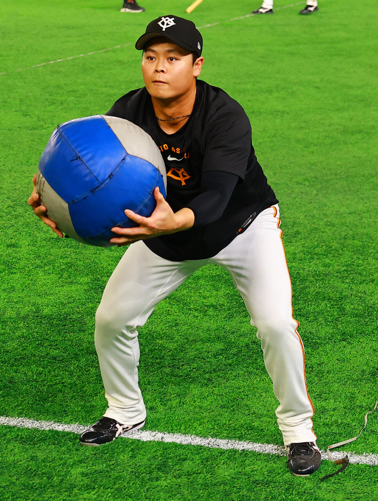 メディシンボールを投げる巨人中山（撮影・野上伸悟）