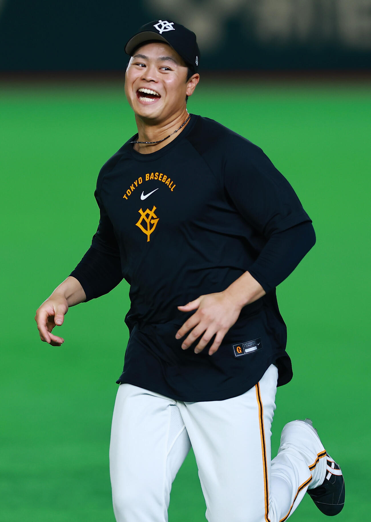 笑顔で練習する巨人中山（撮影・野上伸悟）