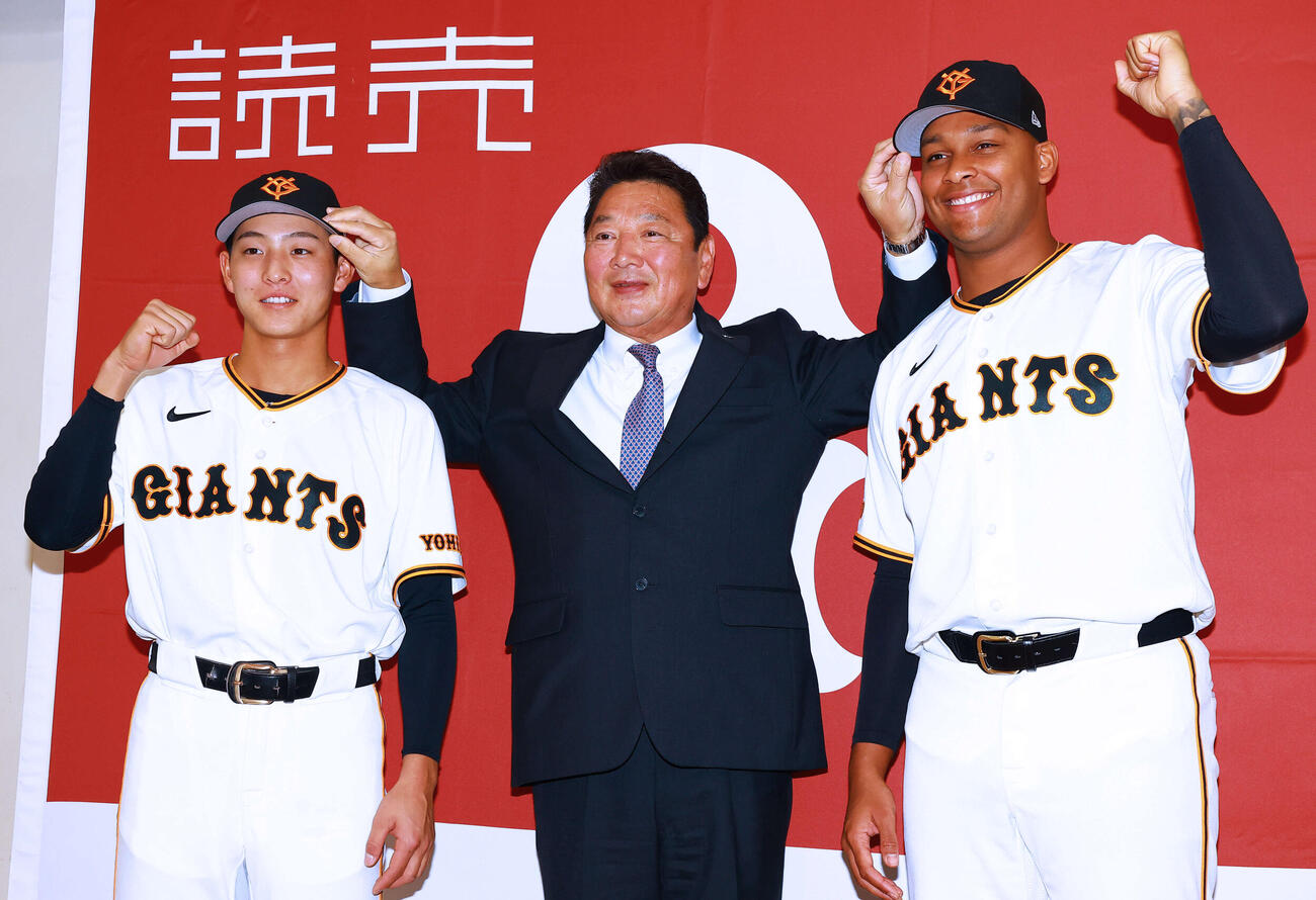 支配下に登録され会見する巨人宇都宮（左）とルシアーノ（右）。吉村編成本部長（撮影・野上伸悟）