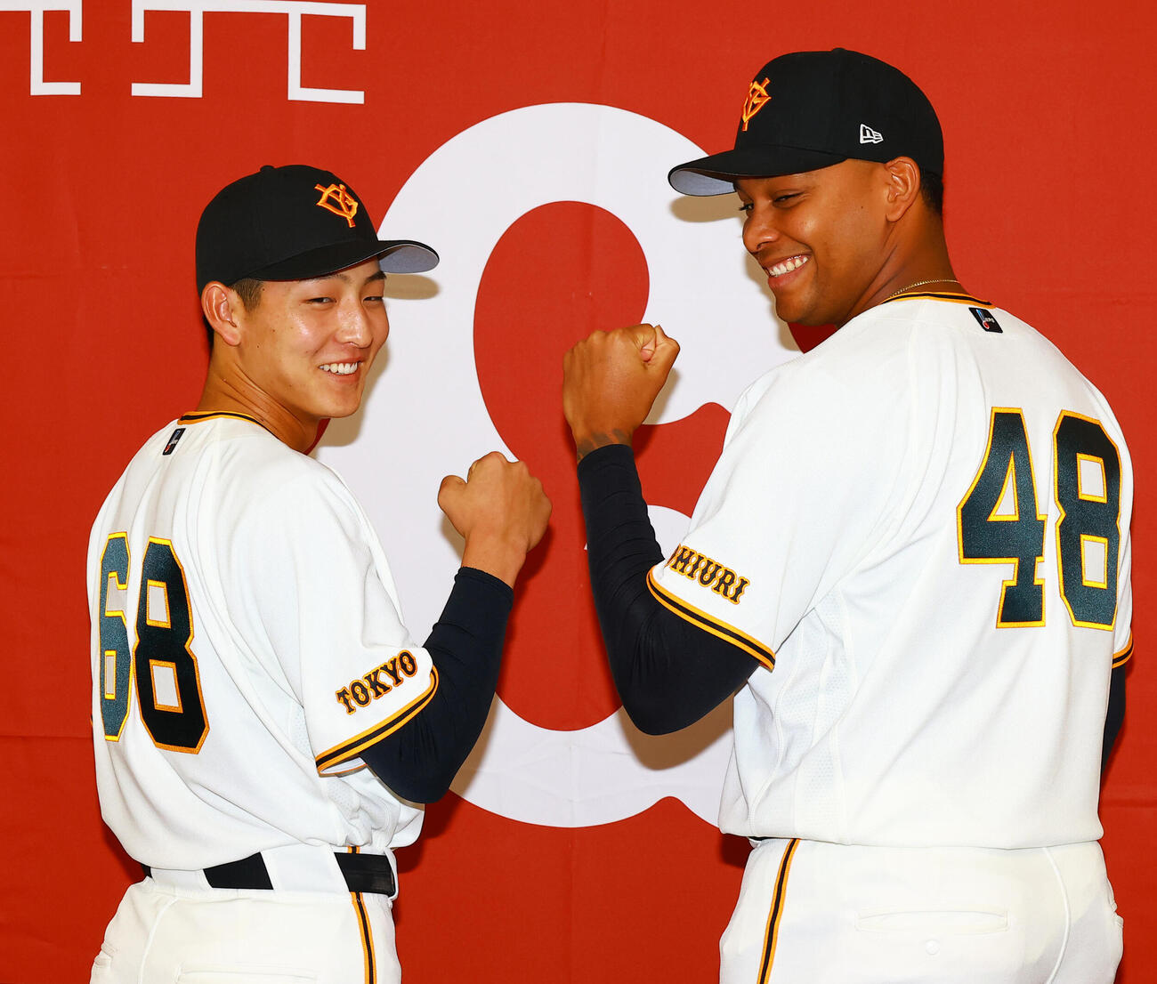 支配下に登録され会見する巨人宇都宮（左）とルシアーノ（撮影・野上伸悟）