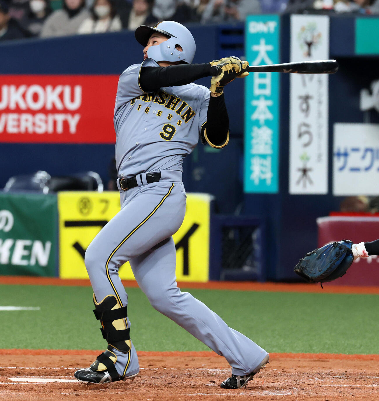 オリックス対阪神　4回表阪神2死、立石は特大ファウルを打つ（撮影・加藤哉）