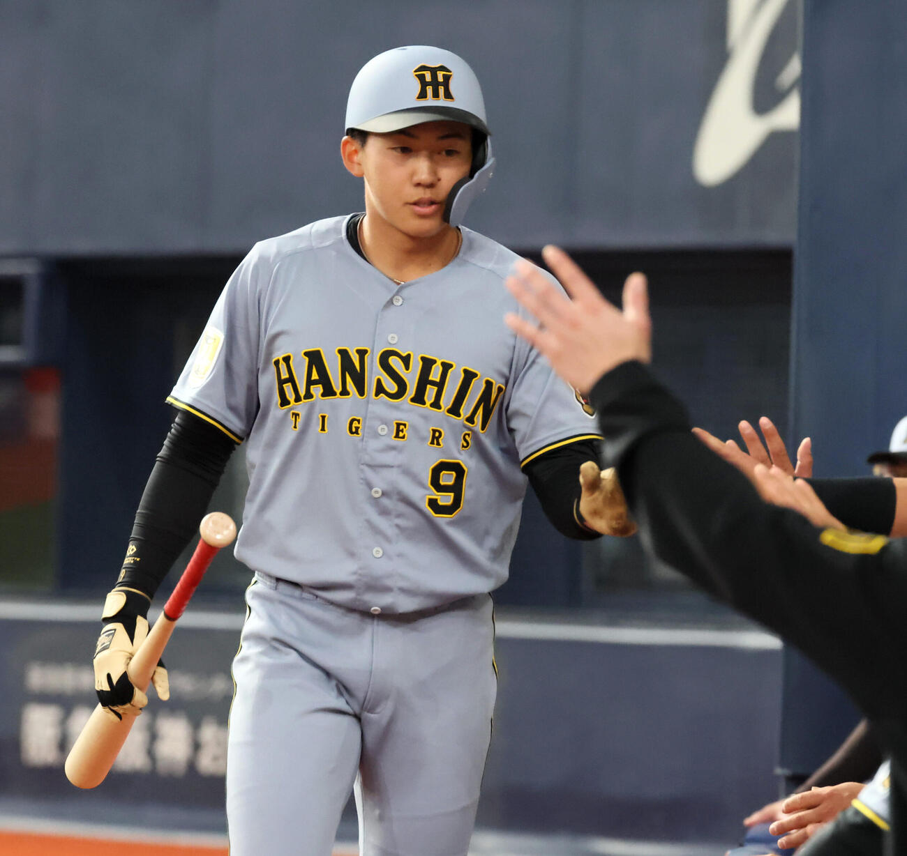 オリックス対阪神　3回表阪神1死二、三塁、戸井の中前適時打で生還しベンチのナインとタッチする三走立石（撮影・加藤哉）