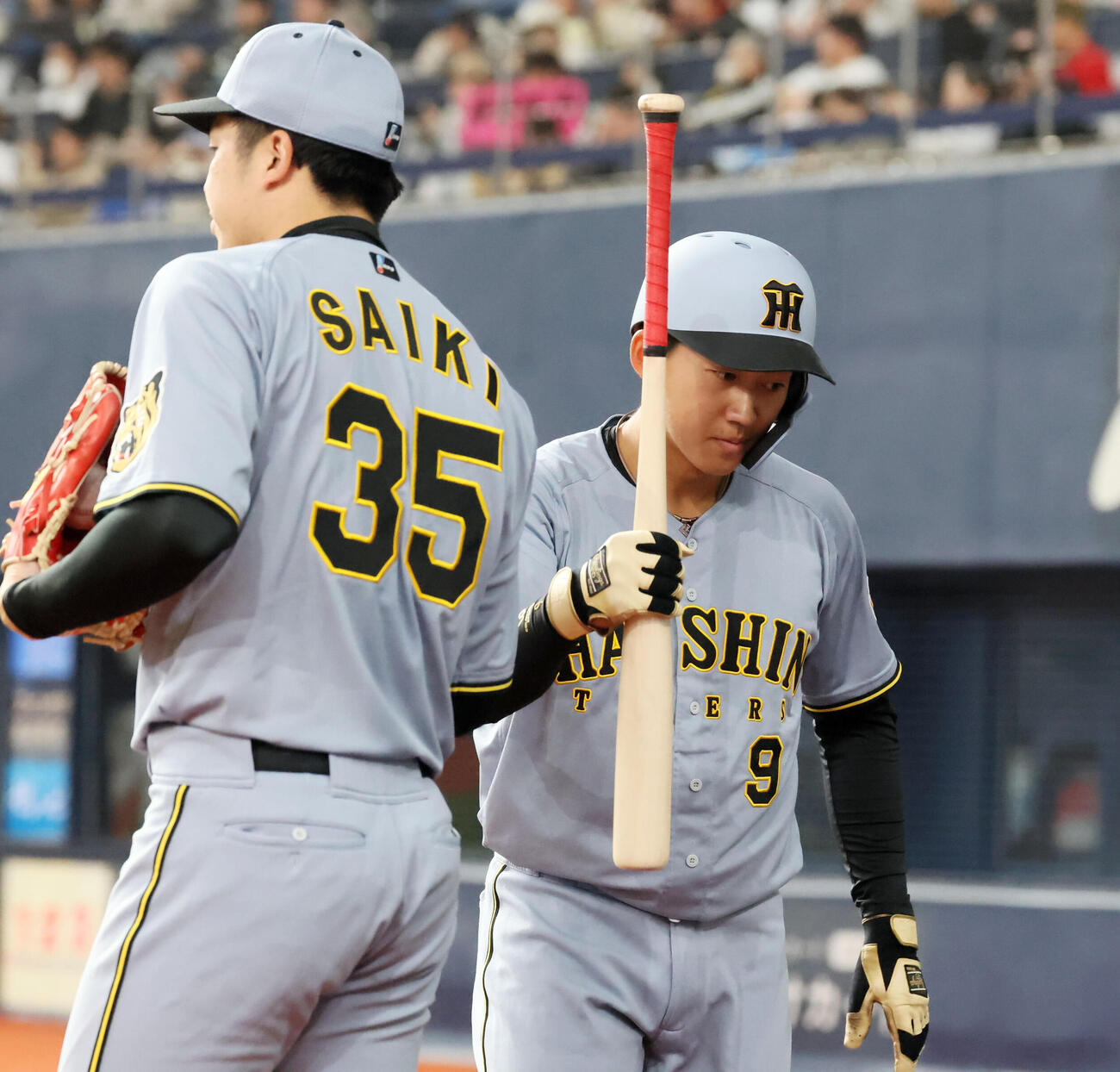 オリックス対阪神　3回表阪神1死二、三塁、戸井の中前適時打で生還しベンチのナインとタッチする三走立石（撮影・加藤哉）