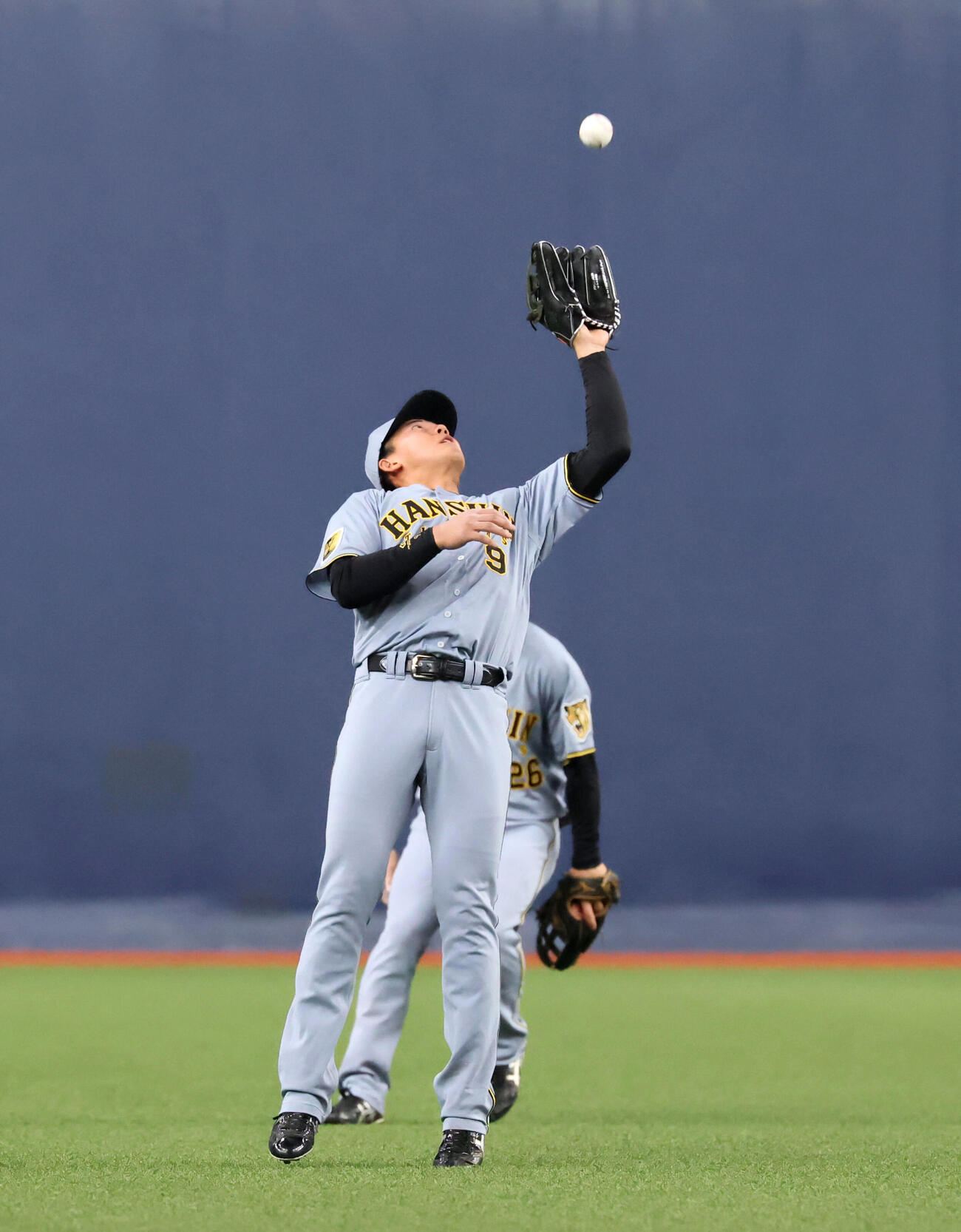オリックス対阪神　3回裏オリックス2死、立石は森の飛球を捕球する（撮影・加藤哉）