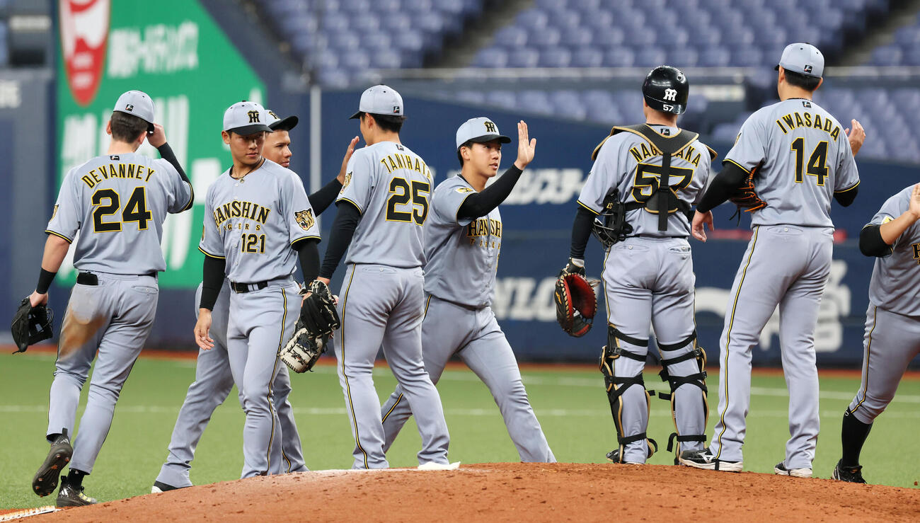 オリックス対阪神　オリックスに勝利しナインとタッチする阪神立石（撮影・加藤哉）