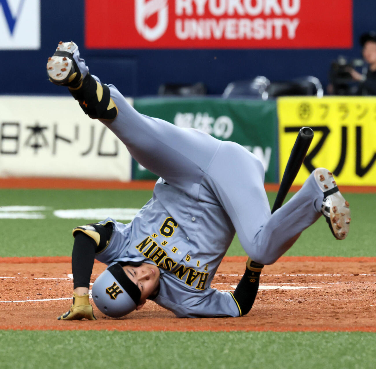 オリックス対阪神　4回表阪神2死、立石はマチャドの身体に近いボールを避けてしりもちをつき転倒する（撮影・加藤哉）