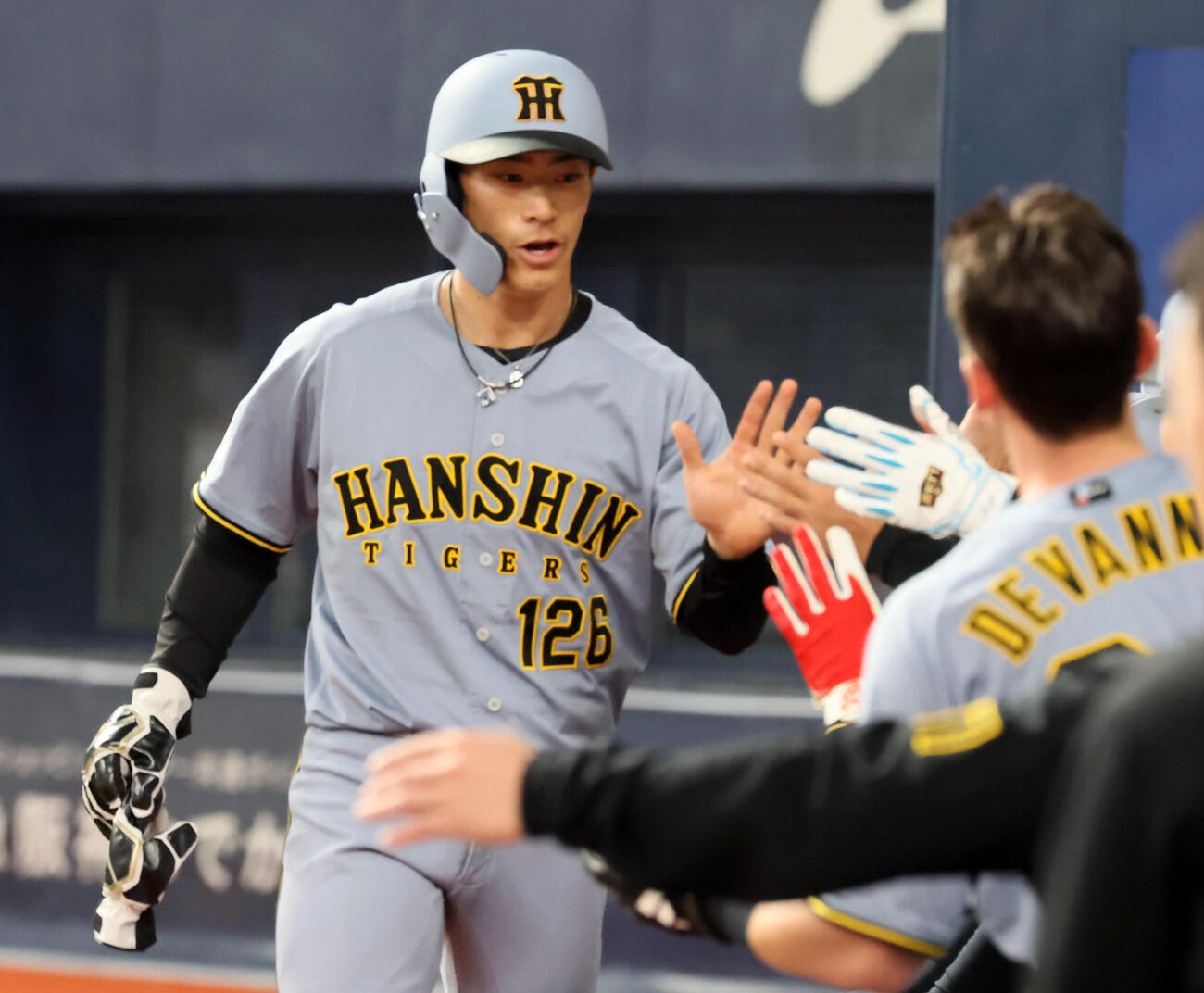 オリックス対阪神　3回表阪神1死二塁、二走福島は前川の中越え適時二塁打で生還しベンチのナインとタッチする（撮影・加藤哉）