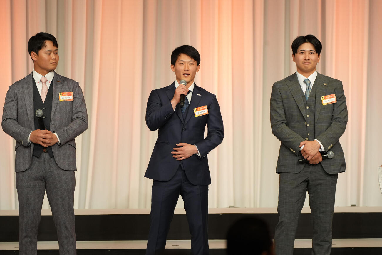 2026読売巨人激励会に参加した、左から中山礼都、浦田俊輔、泉口友汰（代表撮影）
