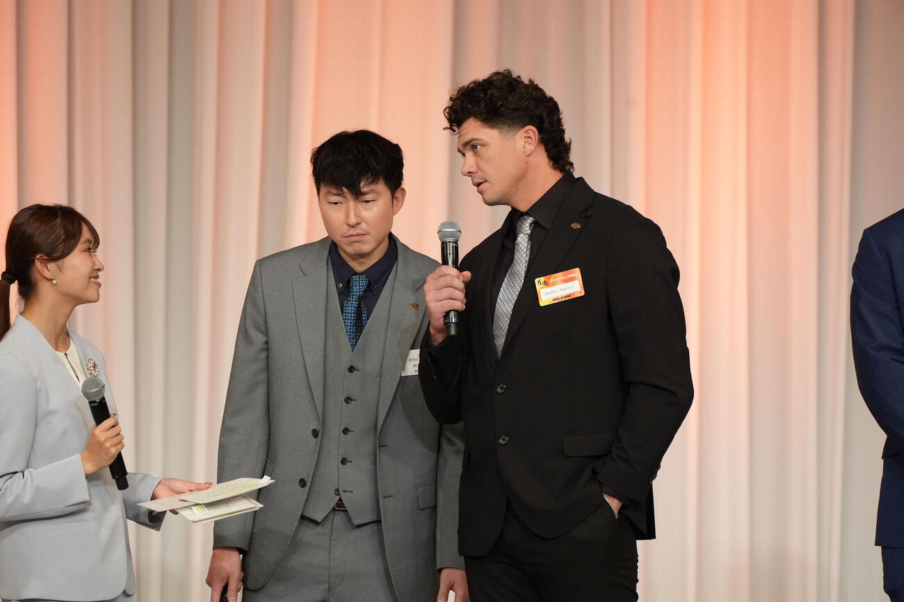 2026読売巨人激励会に参加したボビー・ダルベック（右）（代表撮影）