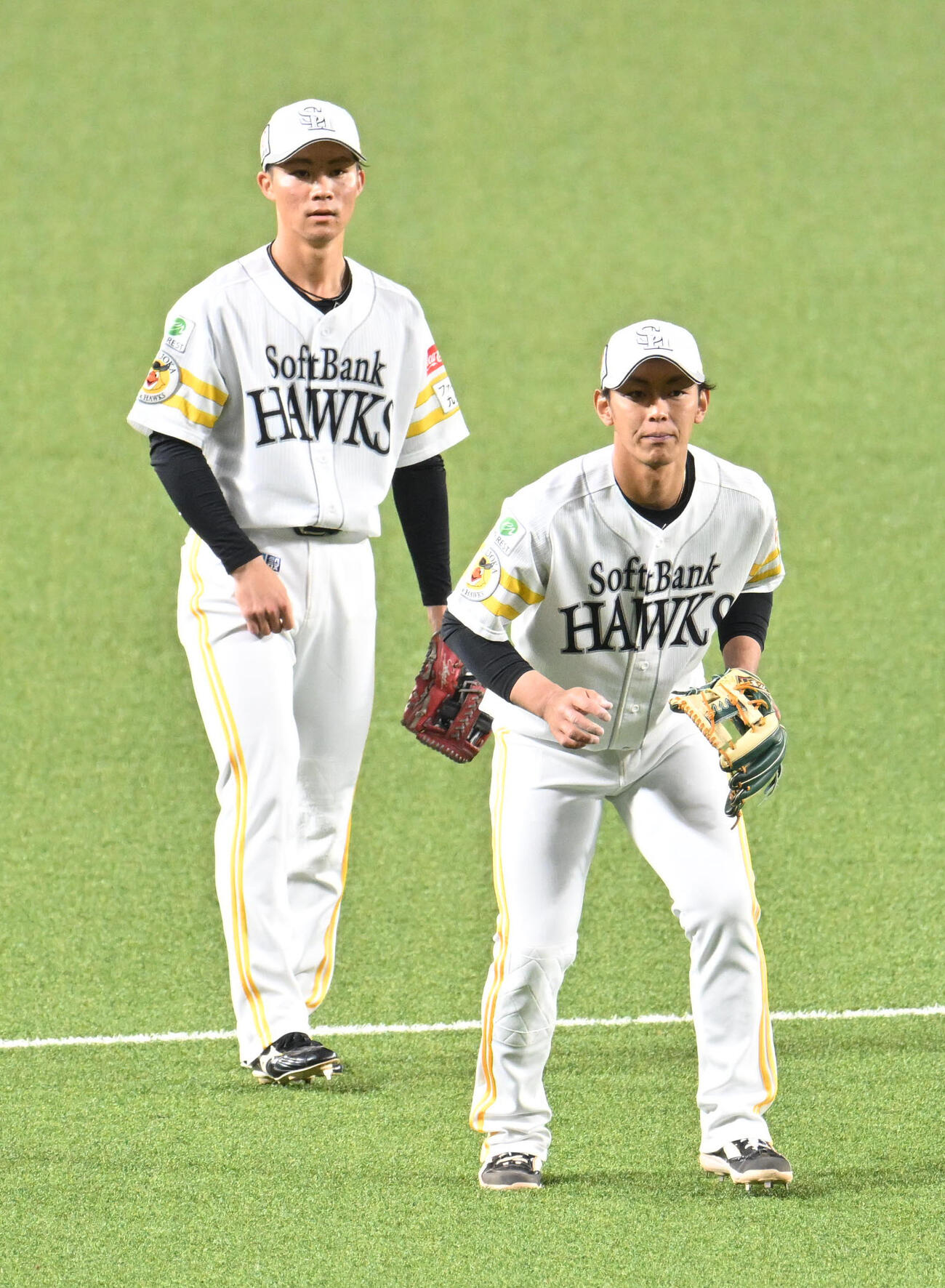 守備練習を行う今宮（右）と庄子（撮影・林敢治）