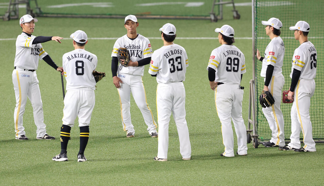 本多雄一コーチ（左）の話を聞く今宮（左から3人目）（撮影・梅根麻紀）