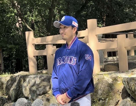 名古屋市内の熱田神宮へ参拝に訪れテレビの取材対応を行う中日藤嶋選手会長