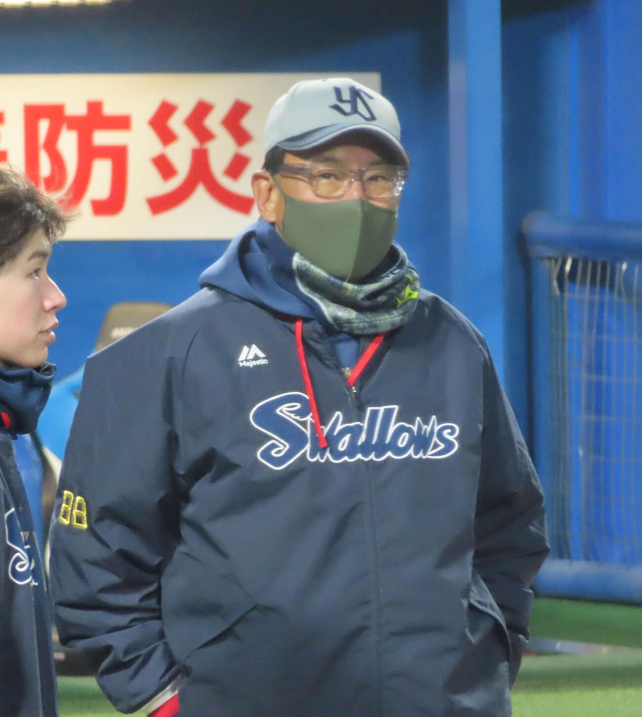 練習を見守るヤクルト池山監督（撮影・水谷京裕）