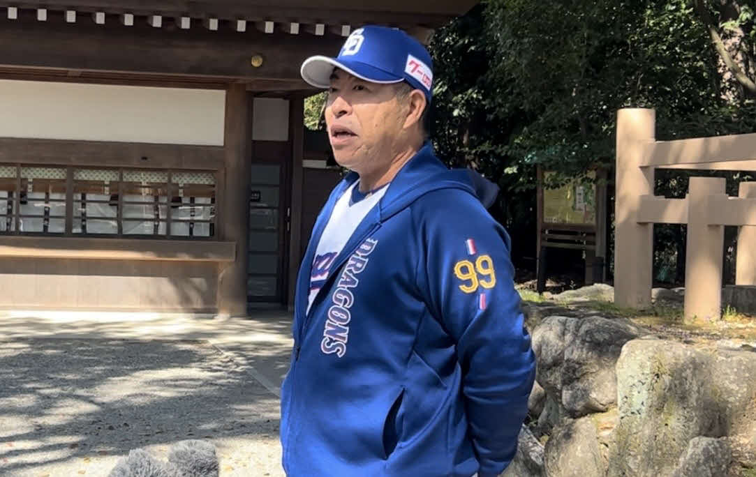 名古屋市内の熱田神宮へ参拝に訪れテレビの取材対応を行う中日井上監督
