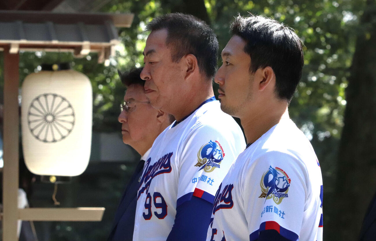 名古屋市内の熱田神宮へ参拝する、左から加藤球団社長、井上監督、藤嶋選手会長