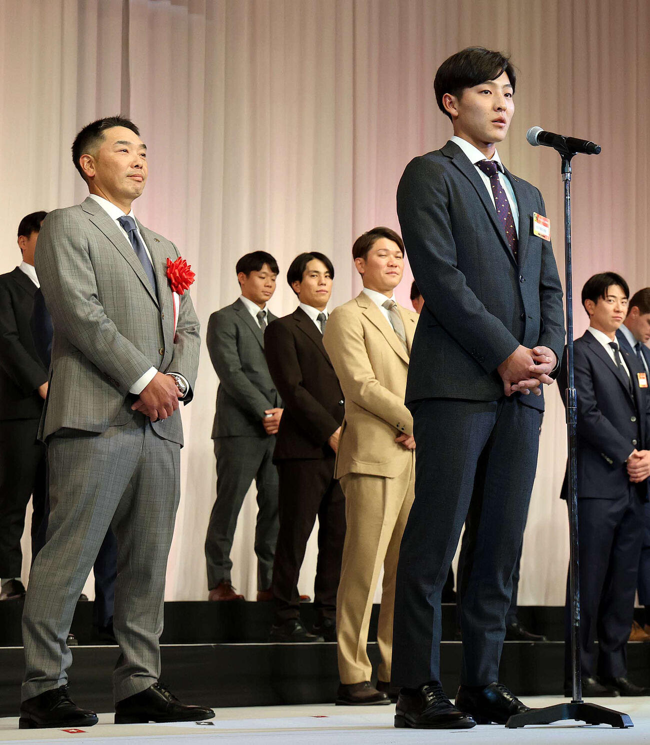 激励会で緊張しながらあいさつする宇都宮と見守る阿部監督（代表撮影）