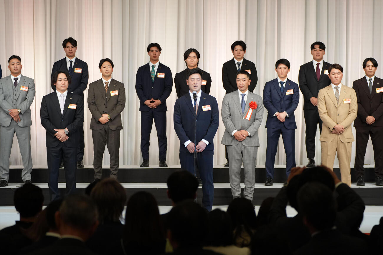 2026読売巨人激励会であいさつする岸田行倫（代表撮影）
