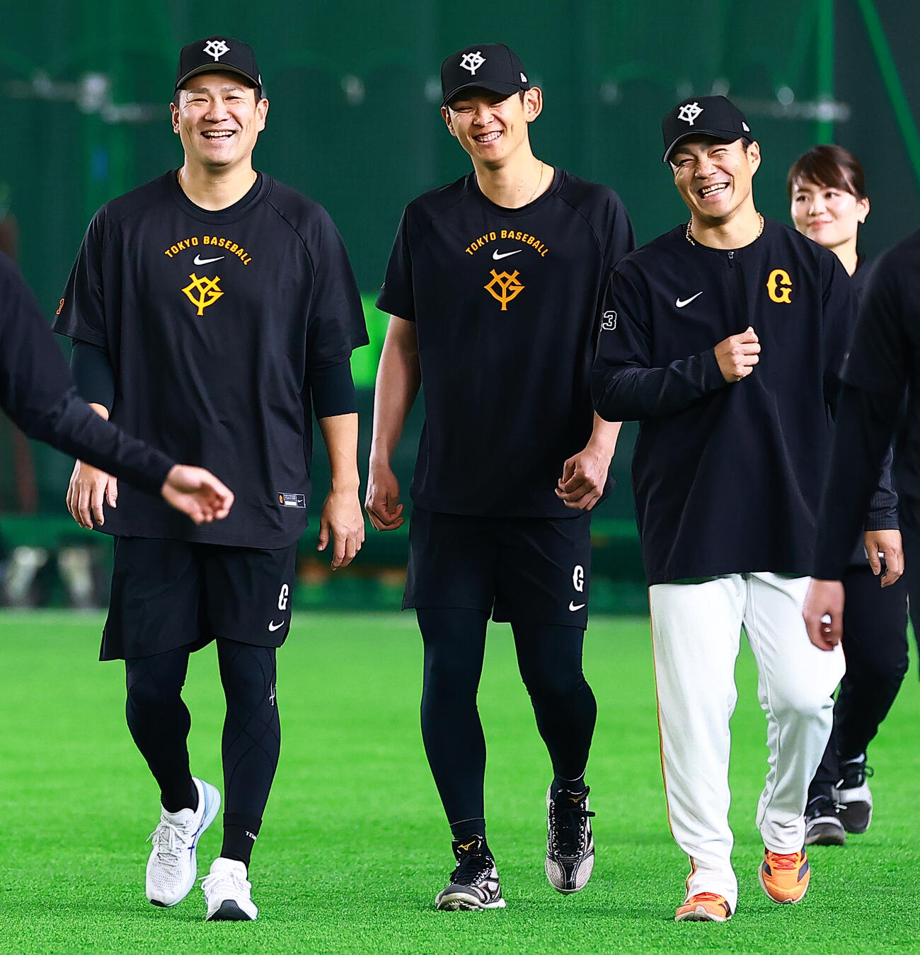 笑顔をみせる、左から巨人田中将、泉、則本（撮影・野上伸悟）