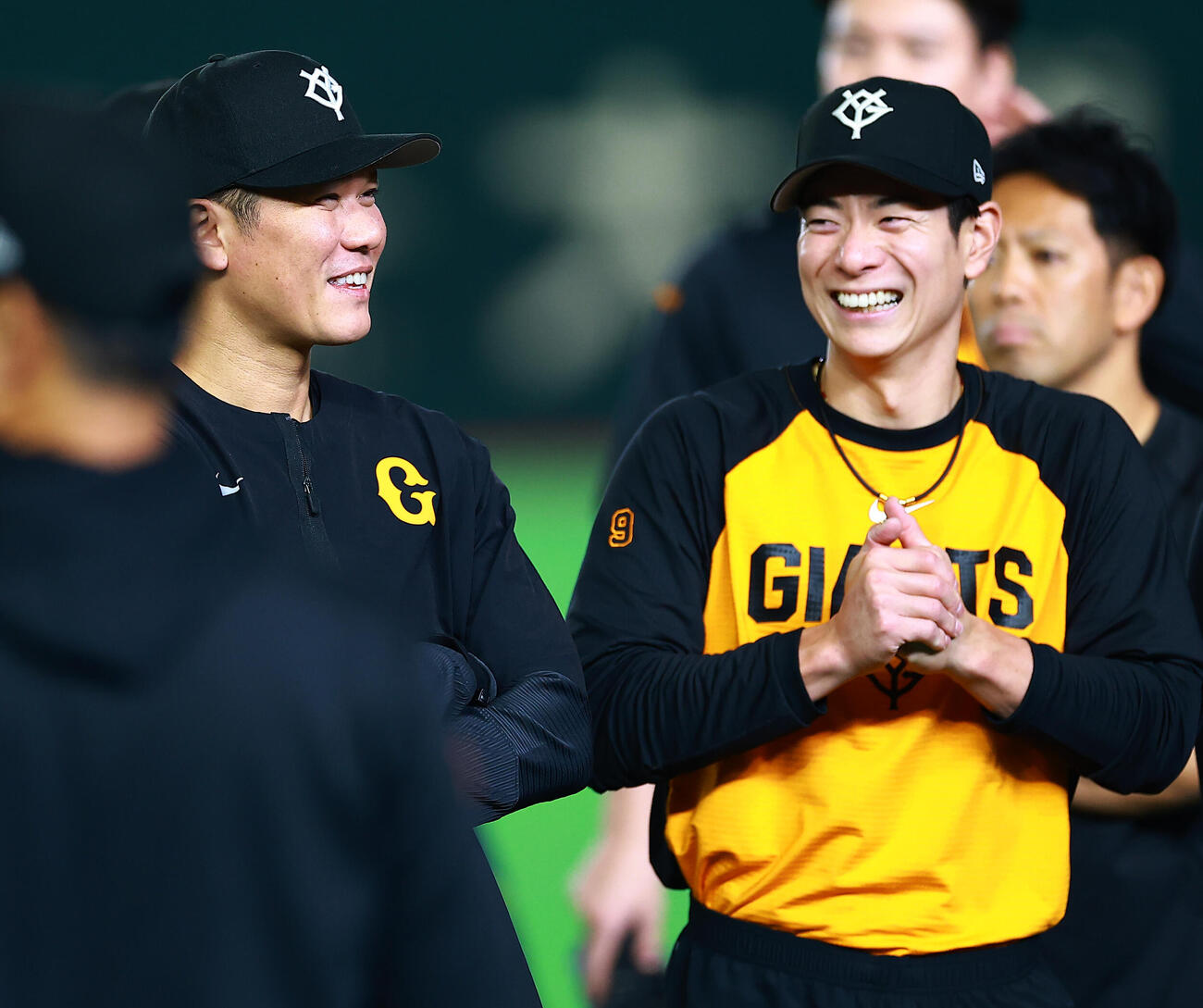 談笑する巨人坂本（左）と松本（撮影・野上伸悟）