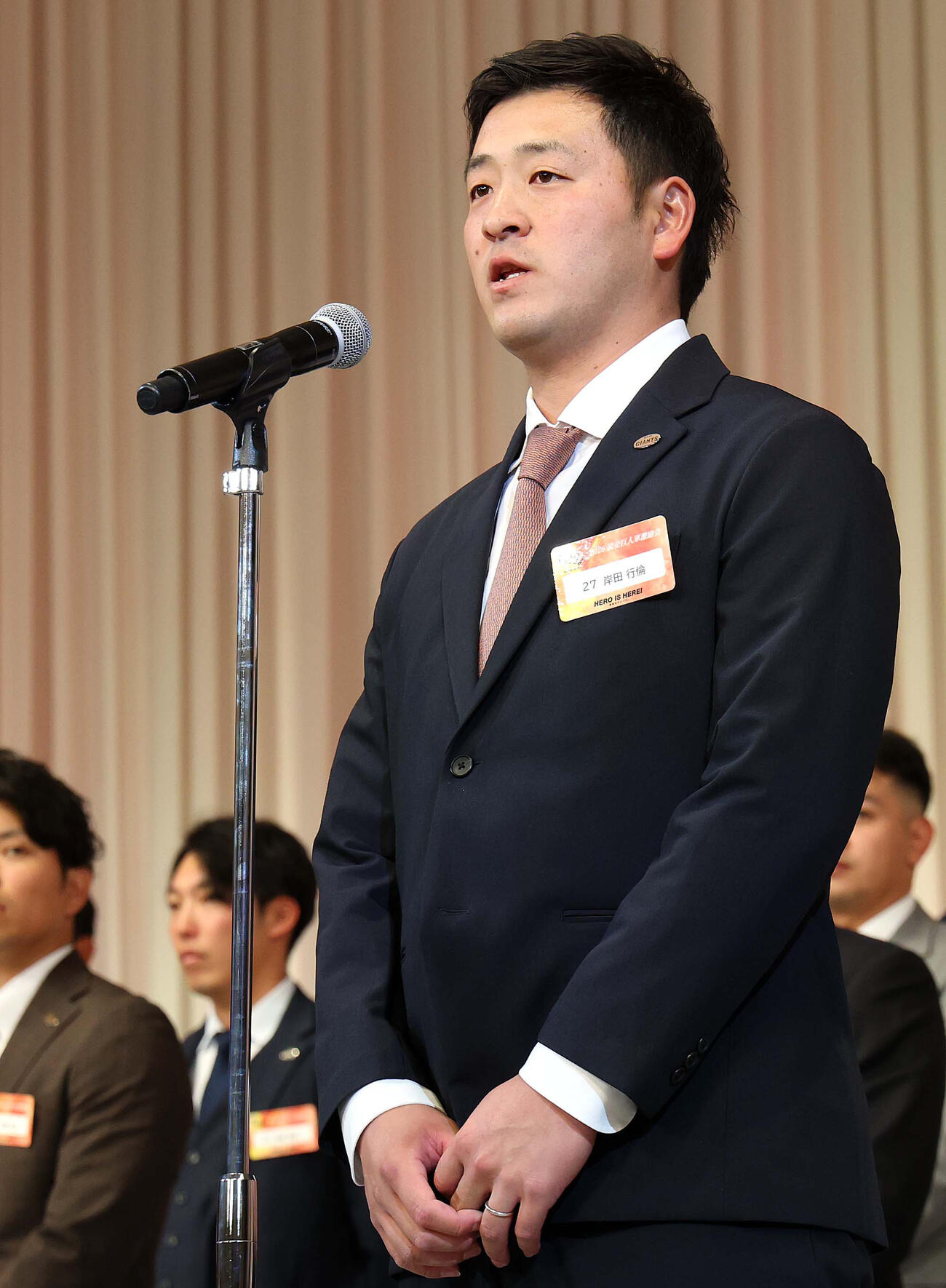 2026読売巨人激励会であいさつする岸田行倫（代表撮影）