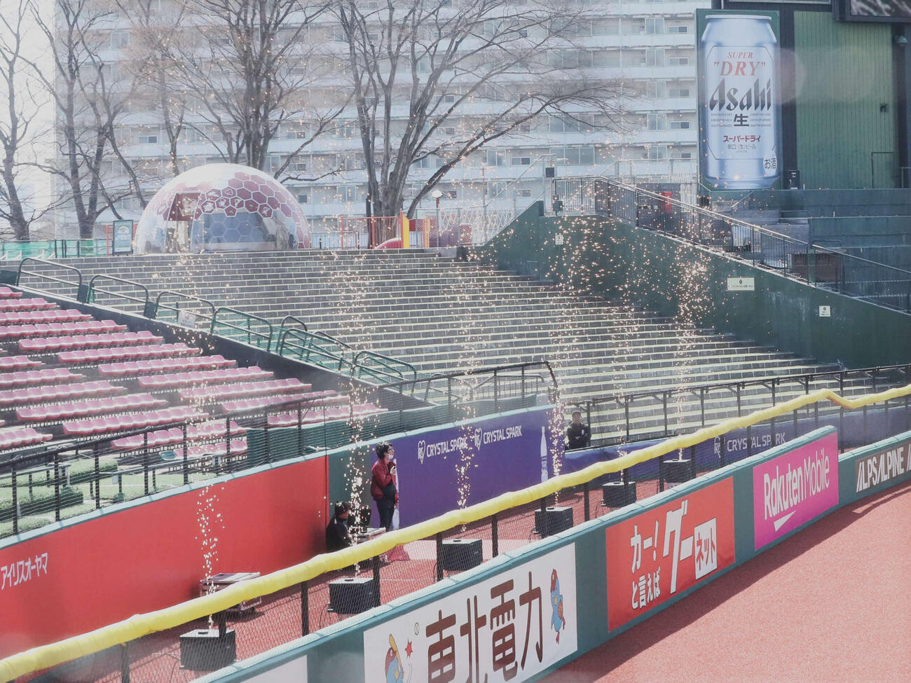 楽天モバイル最強パーク宮城に新設されたアイリスオーヤマ　レフトホームランゾーンの花火演出（撮影・高橋香奈）