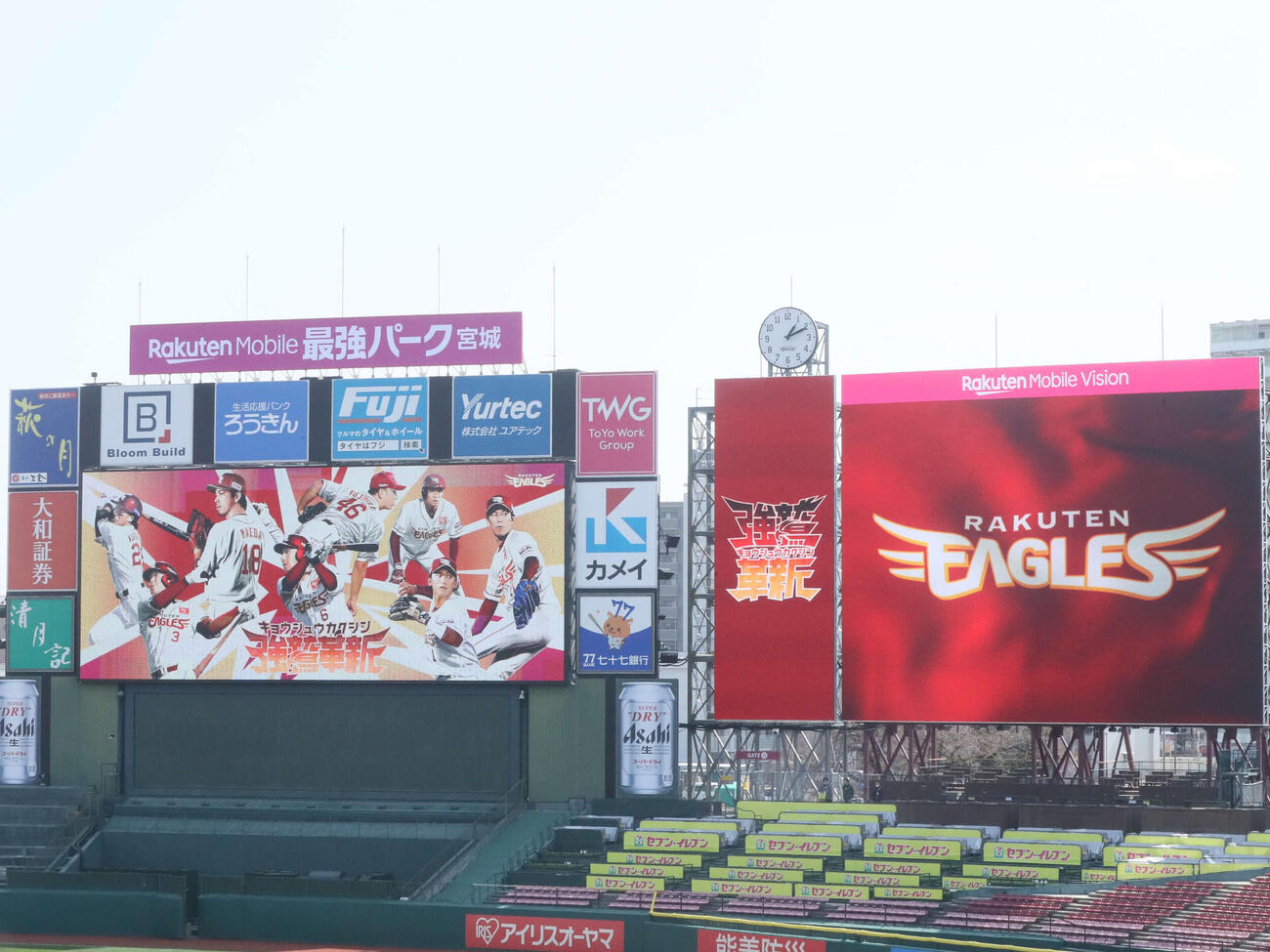改修された右中間の大型LEDビジョン（撮影・高橋香奈）