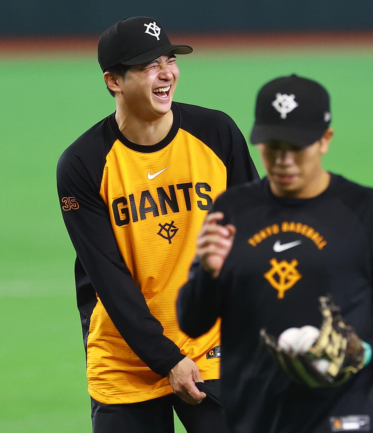 笑顔で練習する巨人泉口（撮影・野上伸悟）