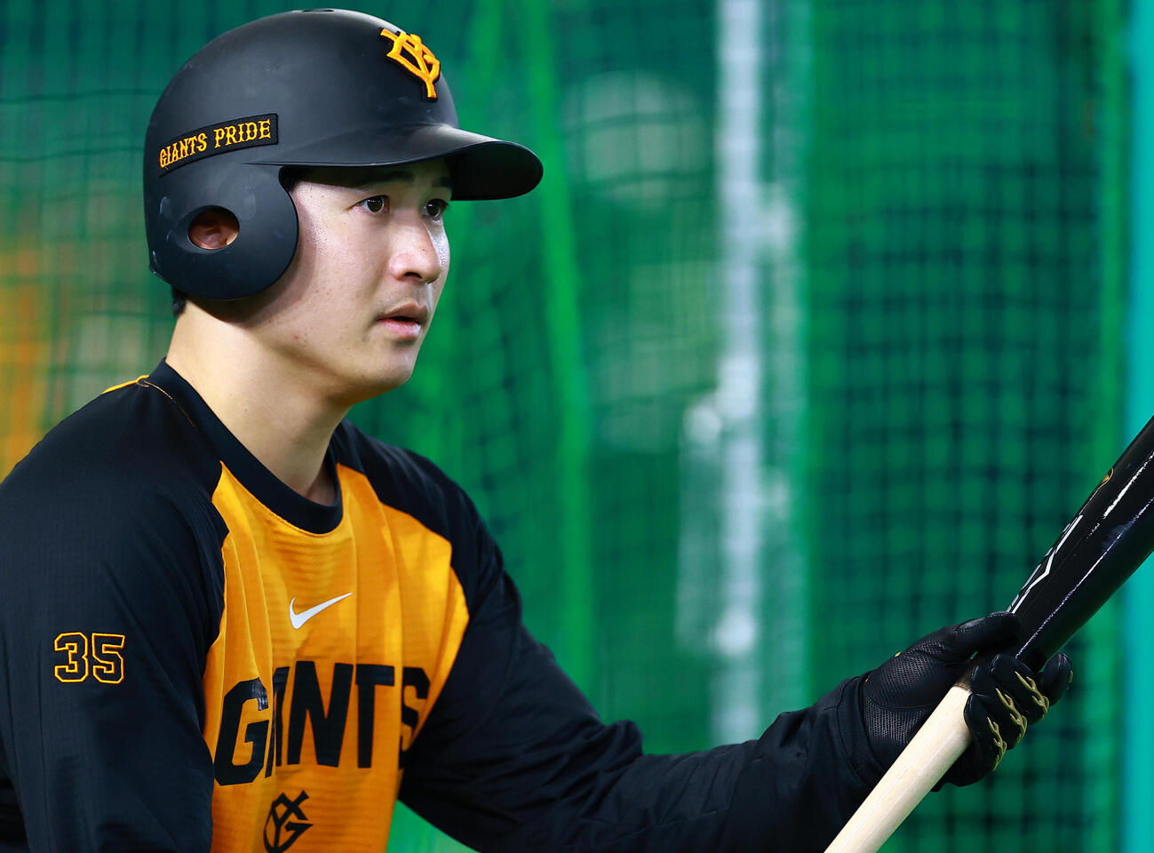 バント練習する巨人泉口（撮影・野上伸悟）