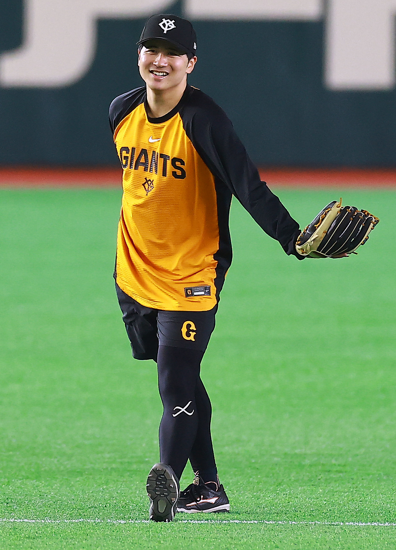 笑顔で練習する巨人泉口（撮影・野上伸悟）