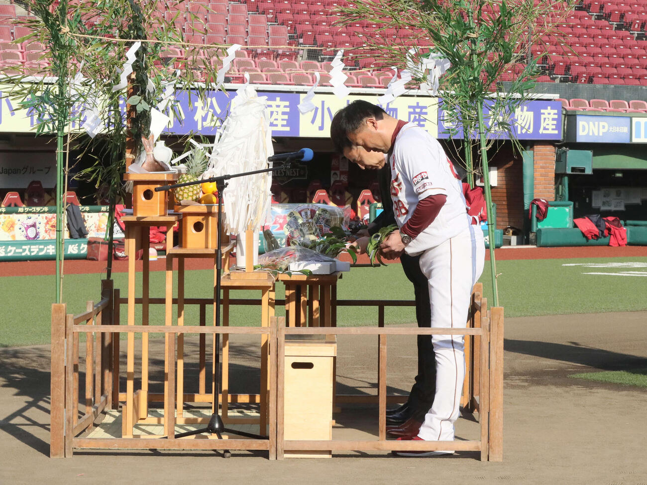 必勝祈願にて玉串をささげる楽天三木監督（手前）（撮影・高橋香奈）