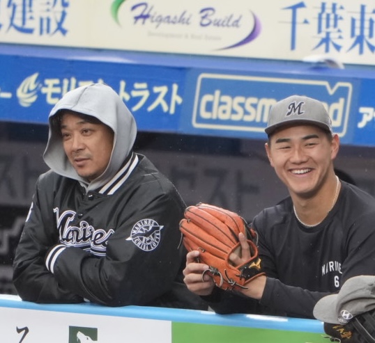 笑顔を見せる西川（右）とサブロー監督（撮影・小島史椰）