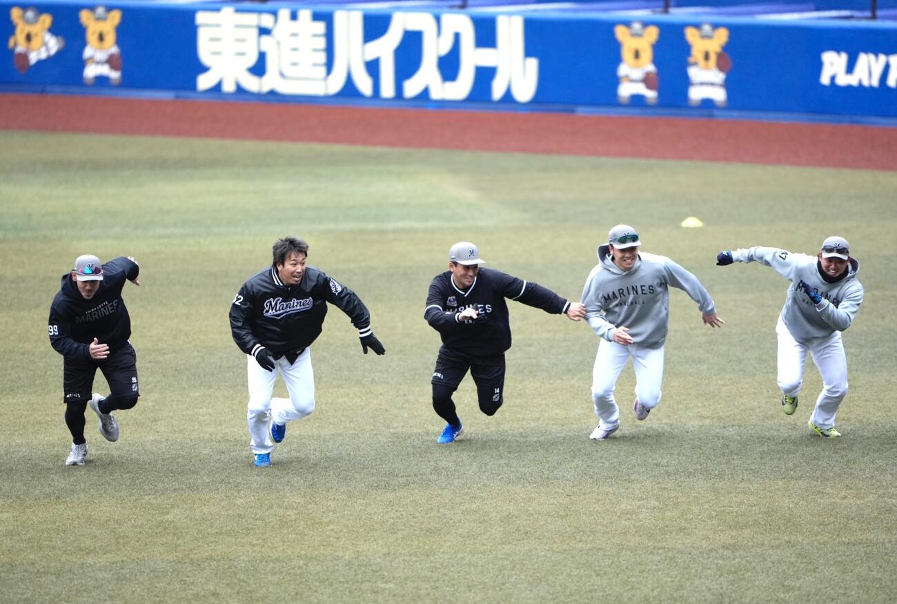 笑顔でウォーミングアップを行うロッテの選手たち（撮影・小島史椰）