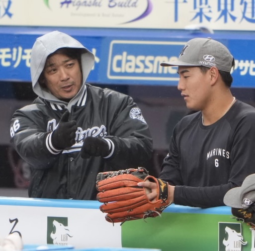 サブロー監督（左）と話す西川（撮影・小島史椰）