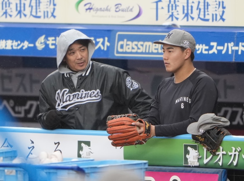 サブロー監督（左）と話す西川（撮影・小島史椰）