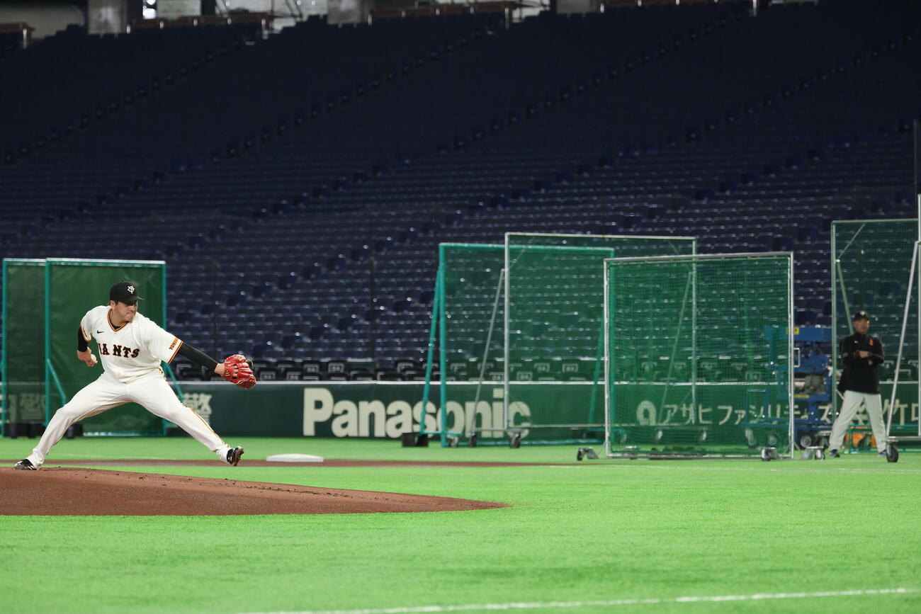 巨人阿部監督(右)が見つめる中、ライブBPに登板した大勢(撮影・浅見桂子)