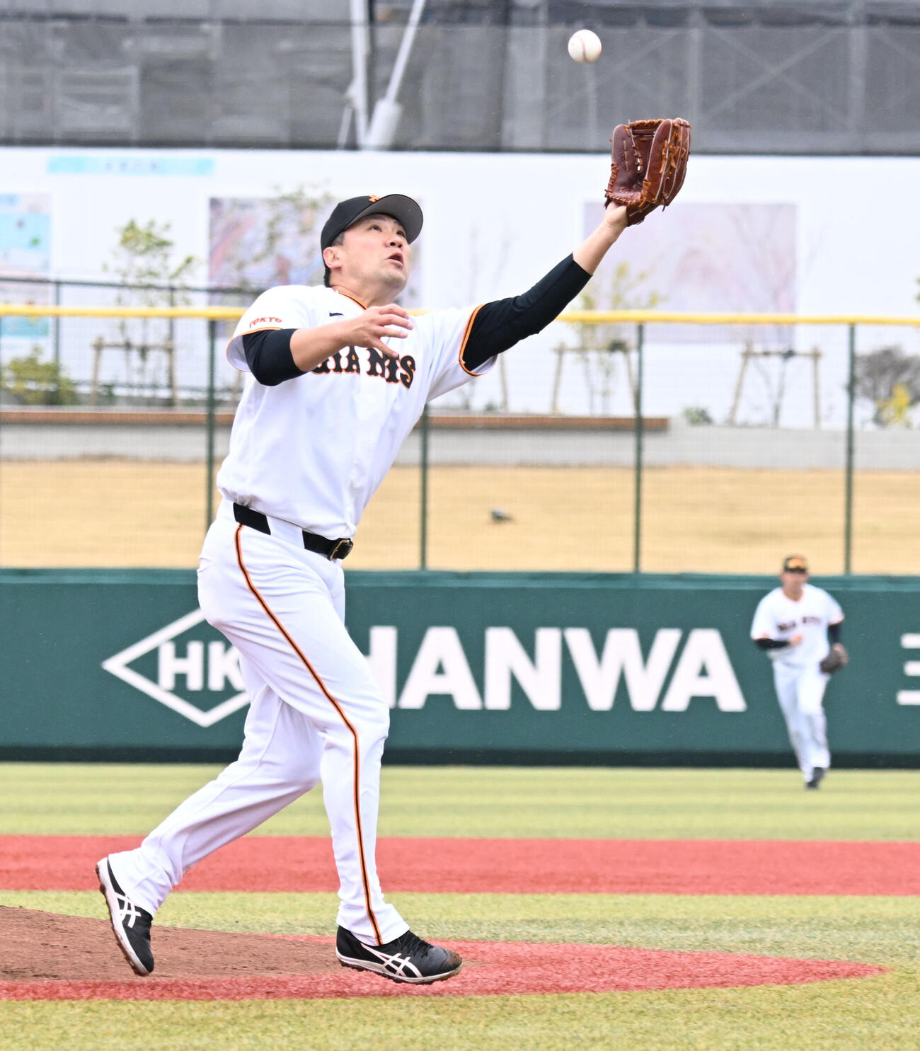 巨人対西武　1回表西武1死一、三塁、栗山の打球に反応する巨人先発・田中将。この後、本塁に送球し、野選となり先制点を許す（撮影・千葉一成）