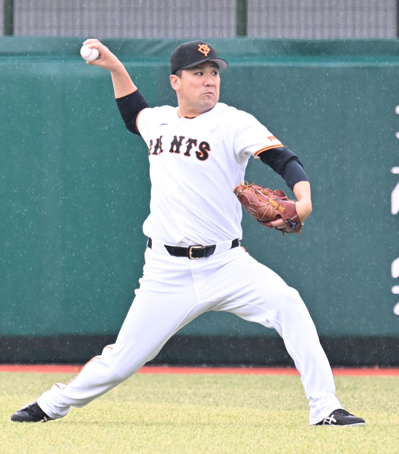 巨人対西武　イースタン・リーグの西武戦前にキャッチボールで調整する巨人田中将（撮影・千葉一成）
