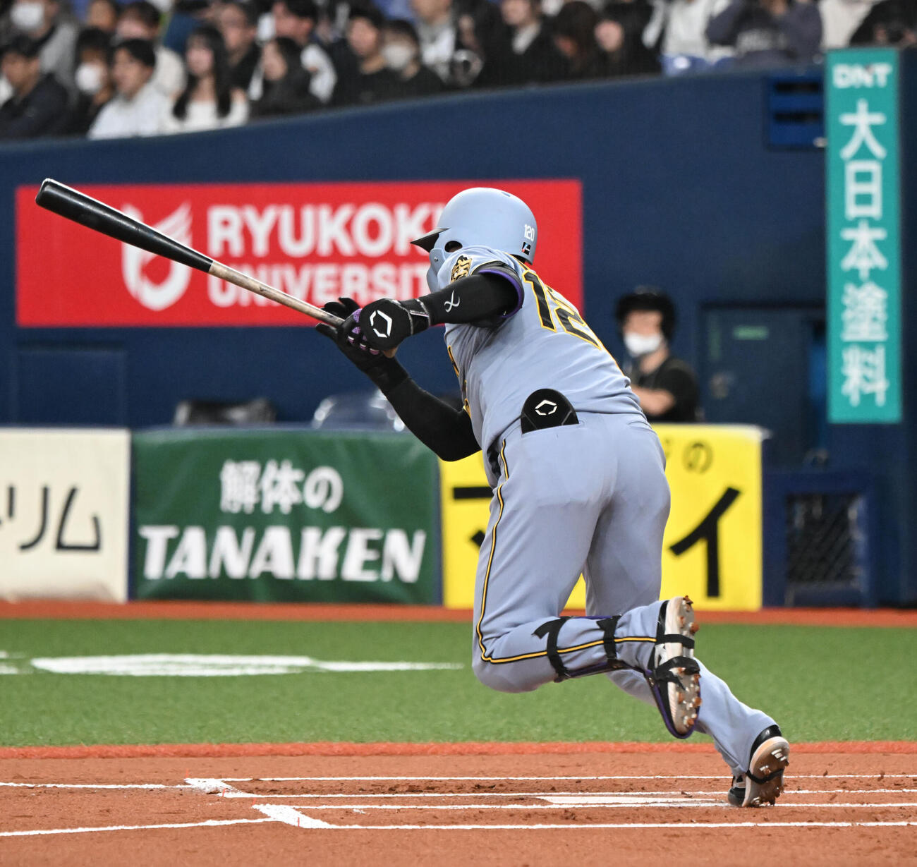 オリックス対阪神　1回表阪神1死一、二塁、右前適時打を放つ西純（撮影・和賀正仁）