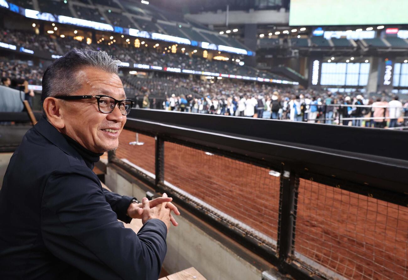 球場内でのイベントを見つめる日本ハム小村球団社長