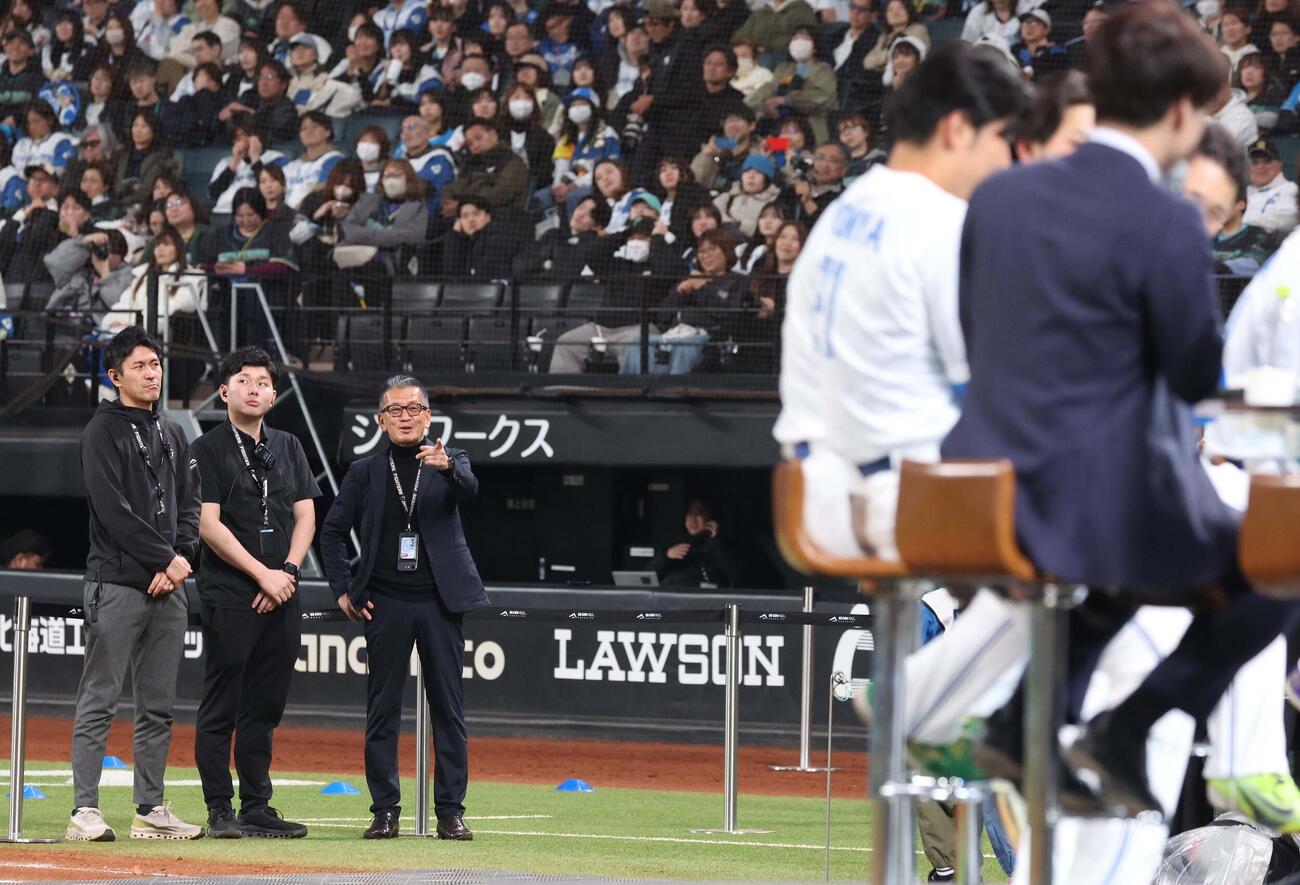 球場内でのイベントを見つめる日本ハム小村球団社長（左から3人目）