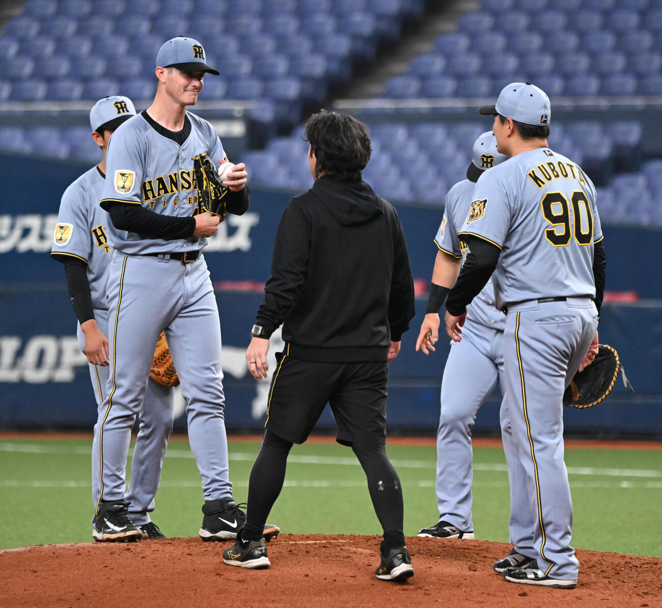 ファーム・リーグ　オリックス対阪神　4回、ピンチを招き久保田コーチ（右）と話す阪神ルーカス（撮影・和賀正仁）