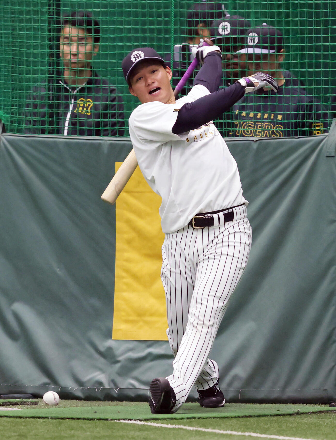 打撃練習する阪神森下（撮影・加藤哉）