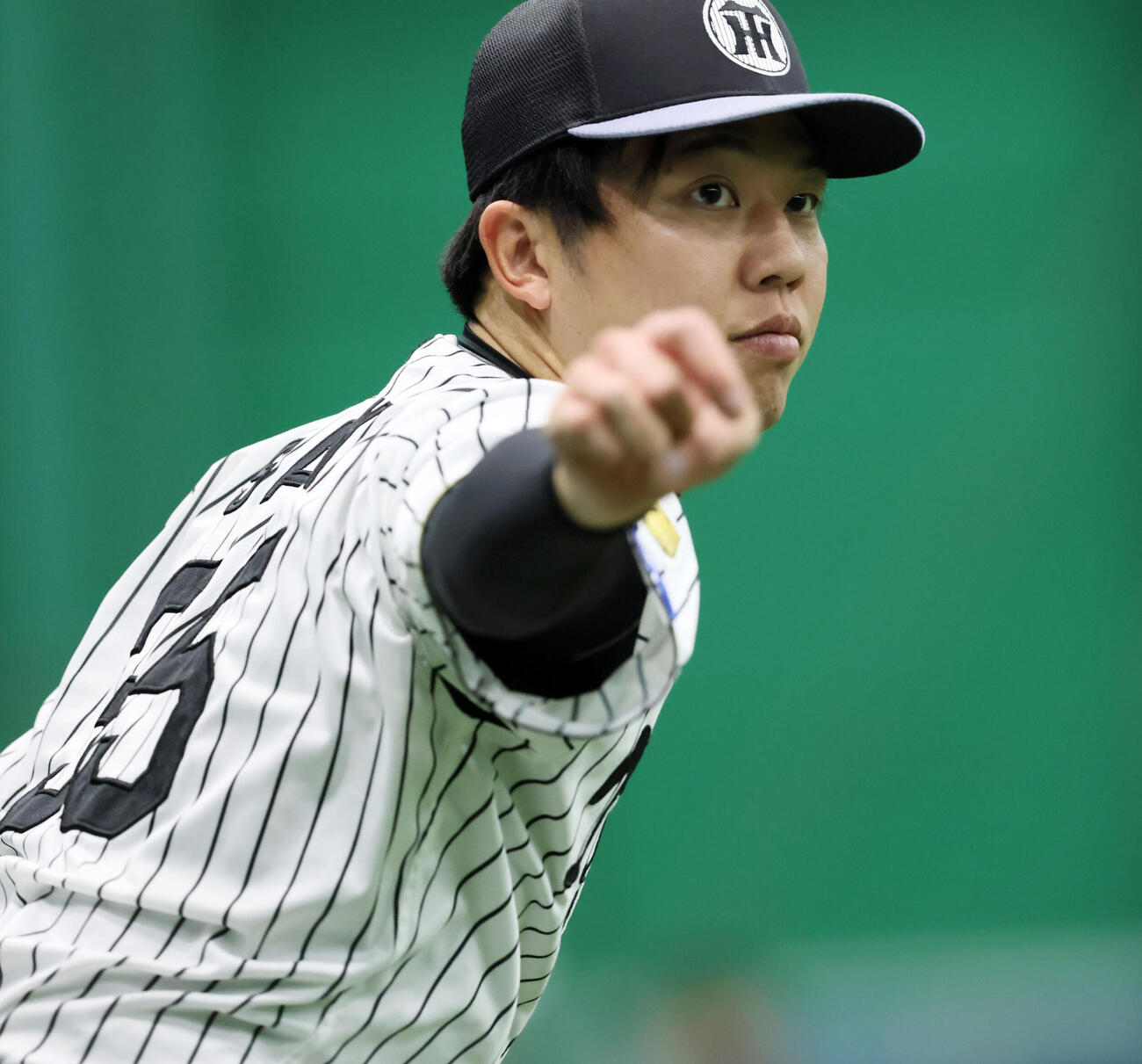練習で笑顔を見せる阪神才木（撮影・加藤哉）