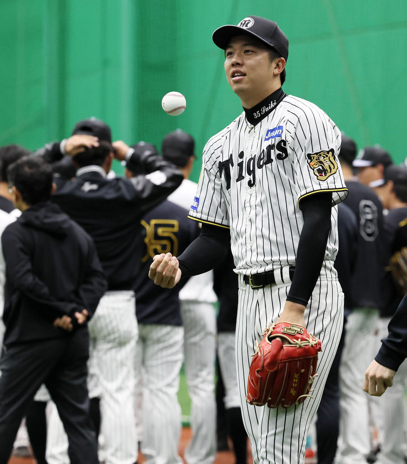 練習で笑顔を見せる阪神才木（撮影・加藤哉）
