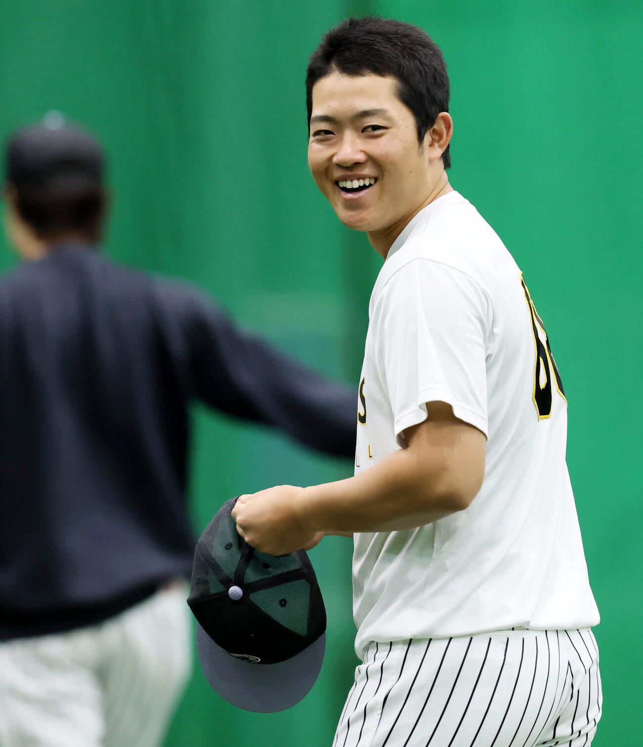 練習中、明るい表情を見せる阪神中川（撮影・加藤哉）
