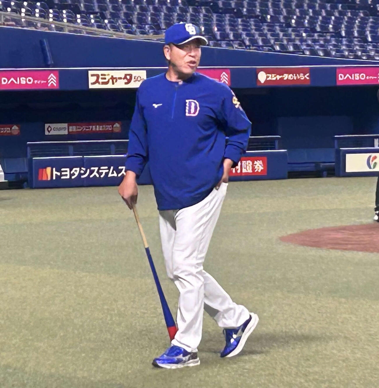 開幕前最後の本拠地練習で選手に声をかける中日井上監督