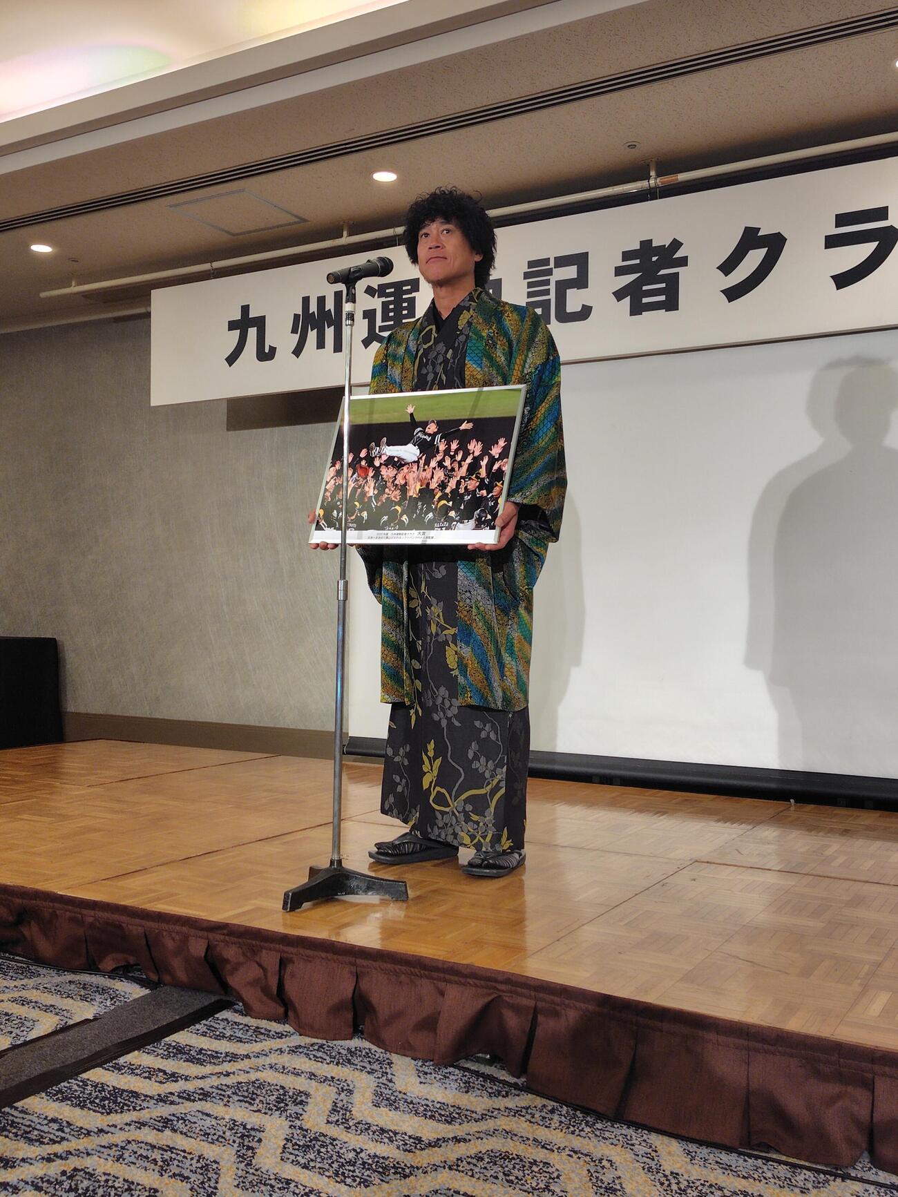 九州運動記者クラブの表彰式に出席したソフトバンク城島CBO