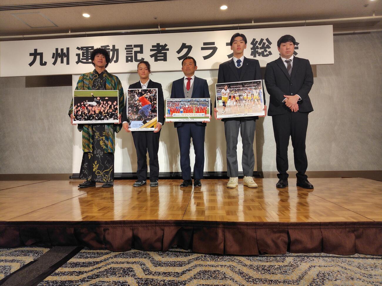 九州運動記者クラブの表彰式に出席した（左から）ソフトバンク城島CBO、スケードボード松本、神村学園高サッカー部下原コーチ、鎮西高男子バレーボール部一ノ瀬主将、同宮迫監督